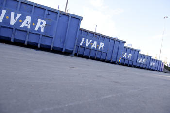 Blå IVAR-containere på rad og rekke.