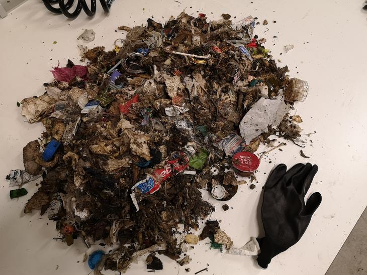 Bilde av finstoff i avfallet vårt. Det er avfallsbiter mindre enn 60 milimeter i diamerer. For eksempel glasskår og vinkorker. 
